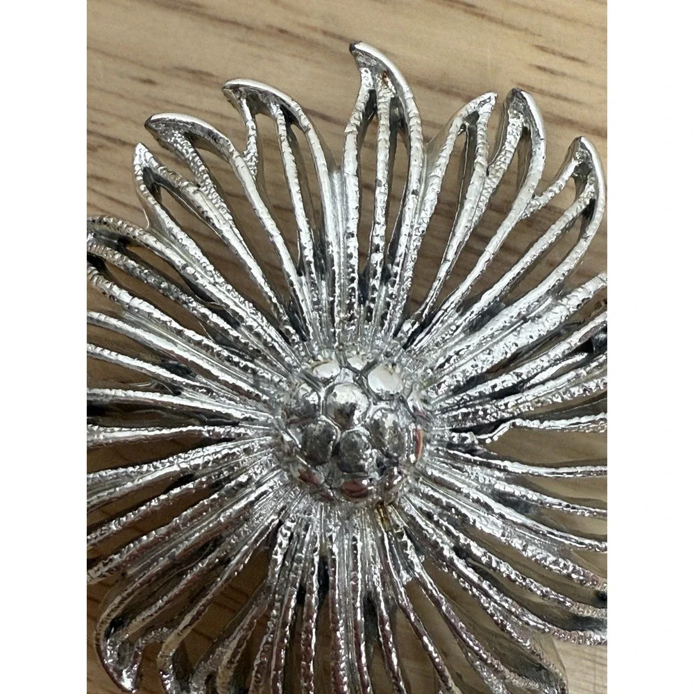 Vintage Silver Tone Flower Brooch Pin Daisy 2‎ Inches